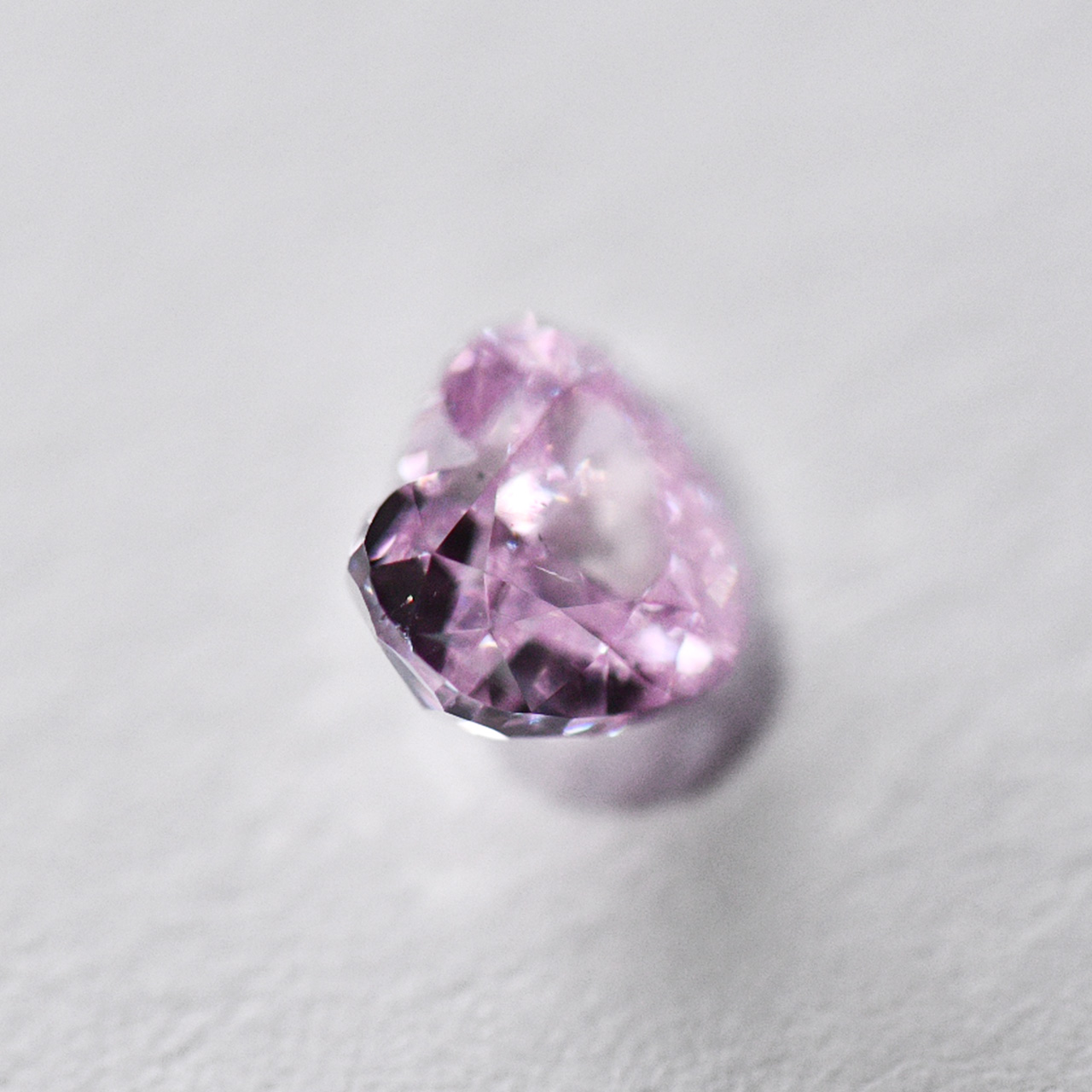 天然ファンシーパープリッシュピンクダイヤモンドルース画像3の拡大画像｜0.27ct, Fancy Purplish Pink, Heart Shape, SI-2, GIA
