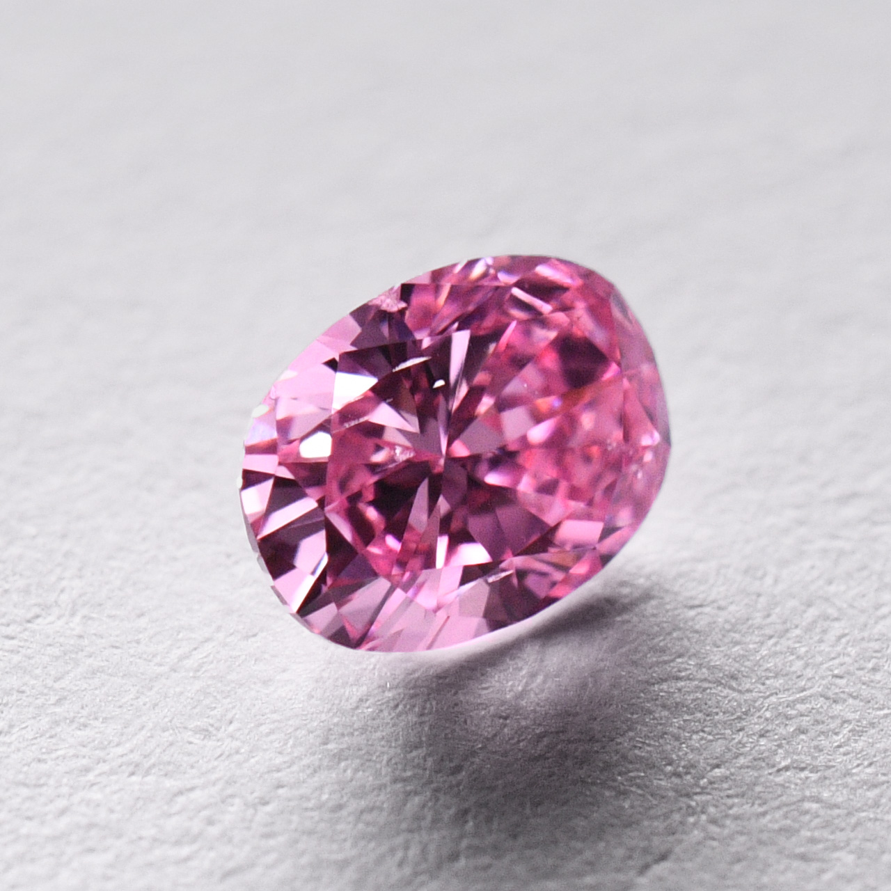 ピンクダイヤモンドルース画像3の拡大画像｜0.21ct, Fancy Vivid Purplish Pink, SI-2, Oval, GIA