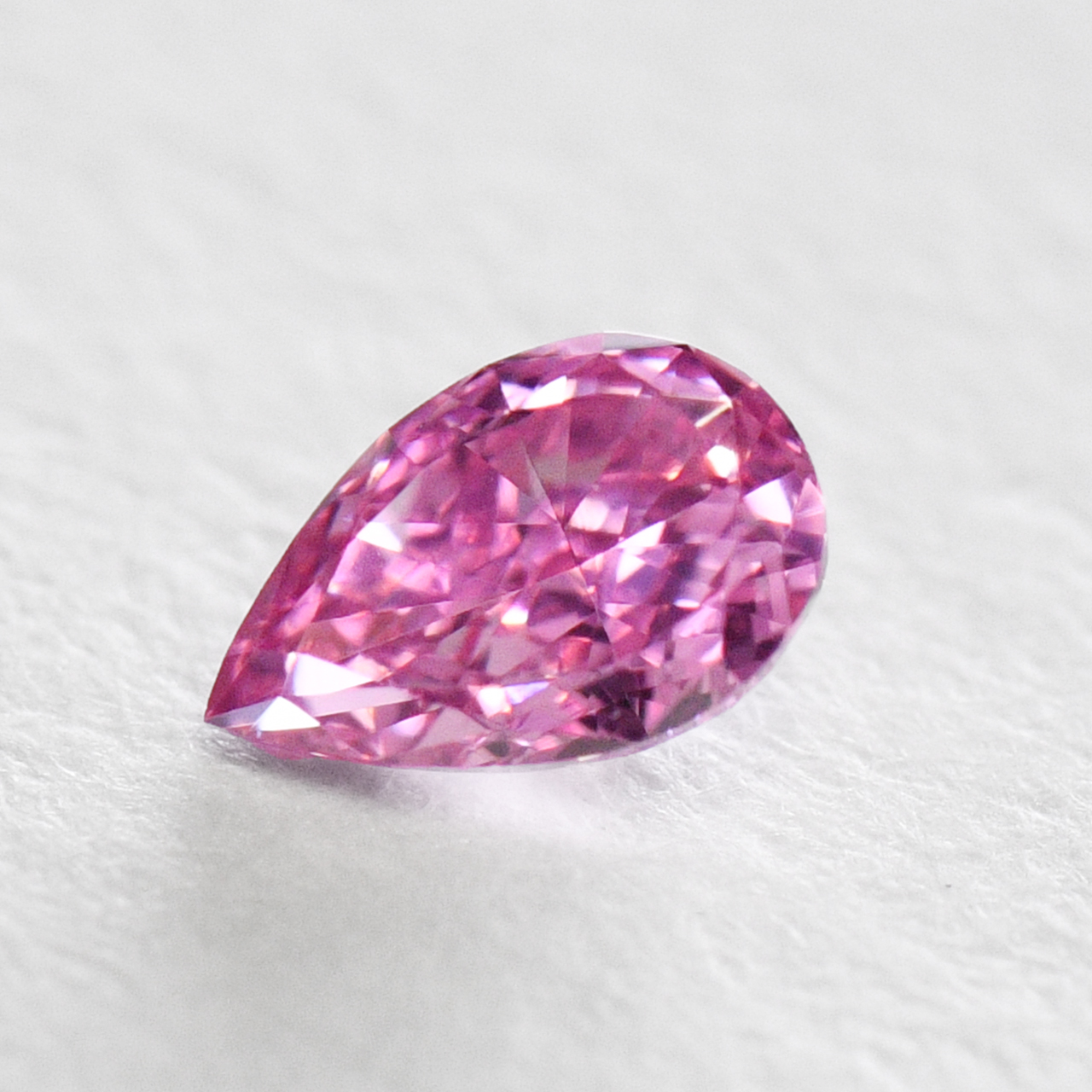 ピンクダイヤモンドルース画像3の拡大画像｜0.049ct, Fancy Vivid Purplish Pink (ファンシーヴィヴィッドパープリッシュピンク）, VVS-1, Pear Shape (雫型）, AGT