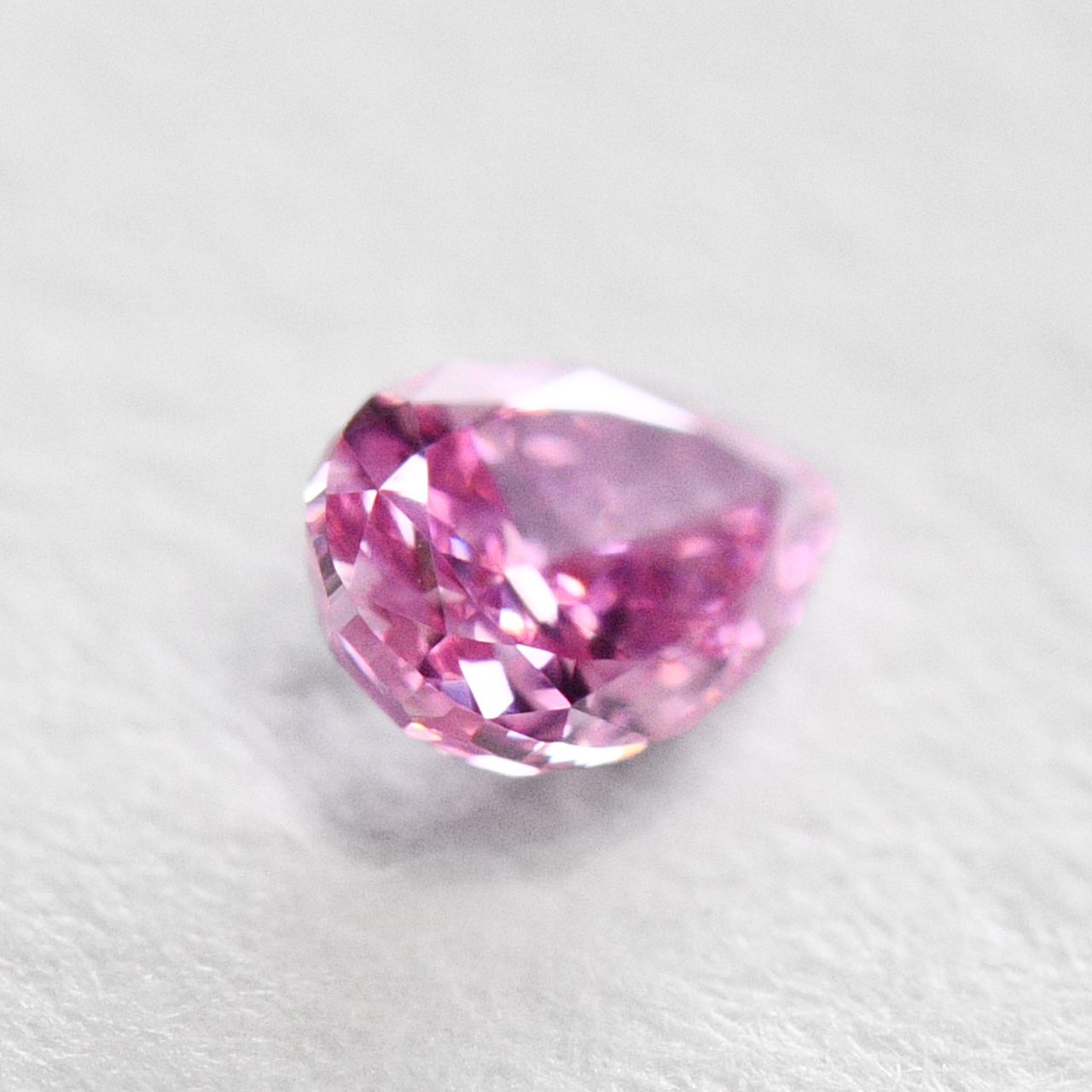 ピンクダイヤモンドルース画像4の拡大画像｜0.049ct, Fancy Vivid Purplish Pink (ファンシーヴィヴィッドパープリッシュピンク）, VVS-1, Pear Shape (雫型）, AGT